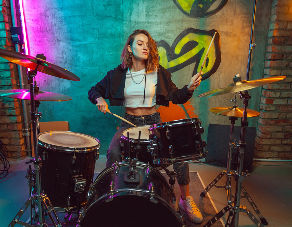 tocando_bateria_e_sorrindo442999